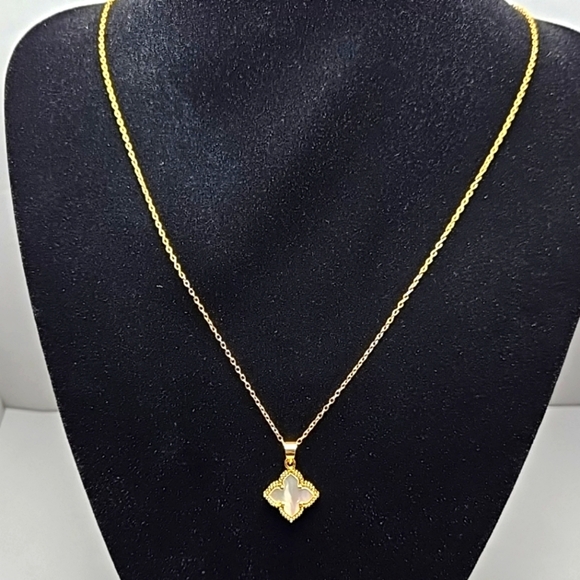 Adornia Adjustable 14K Gold Plated Flower Imitation Mother of Pearl Necklace 18" - Picture 1 of 9